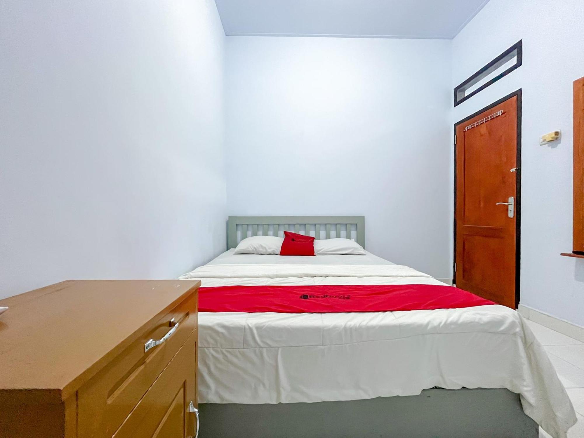 Reddoorz Syariah At Home Ampana Guest House Ampana Kota Exteriér fotografie