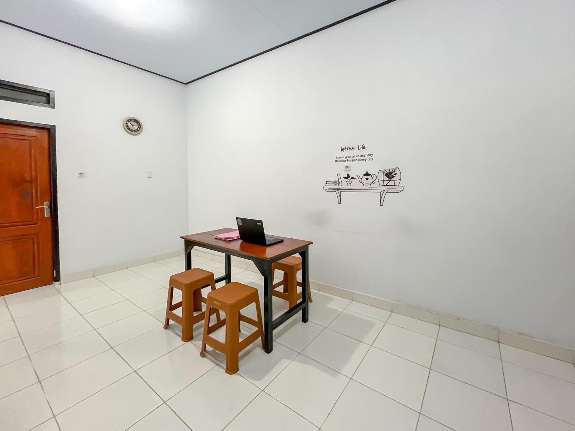Reddoorz Syariah At Home Ampana Guest House Ampana Kota Exteriér fotografie