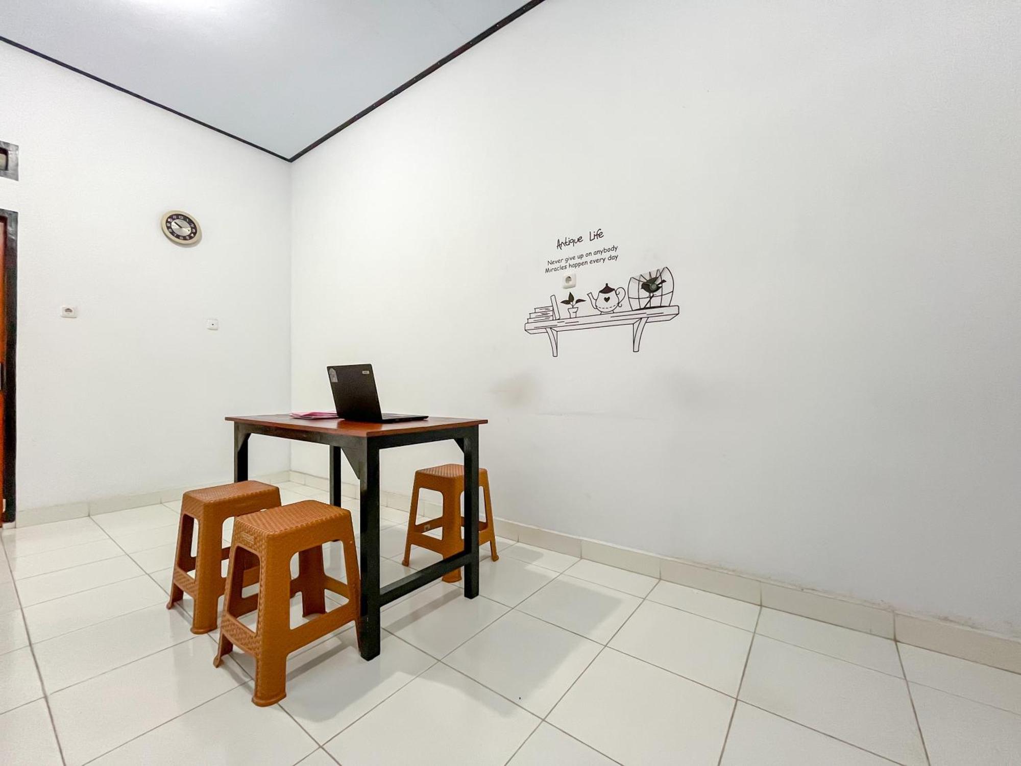 Reddoorz Syariah At Home Ampana Guest House Ampana Kota Exteriér fotografie