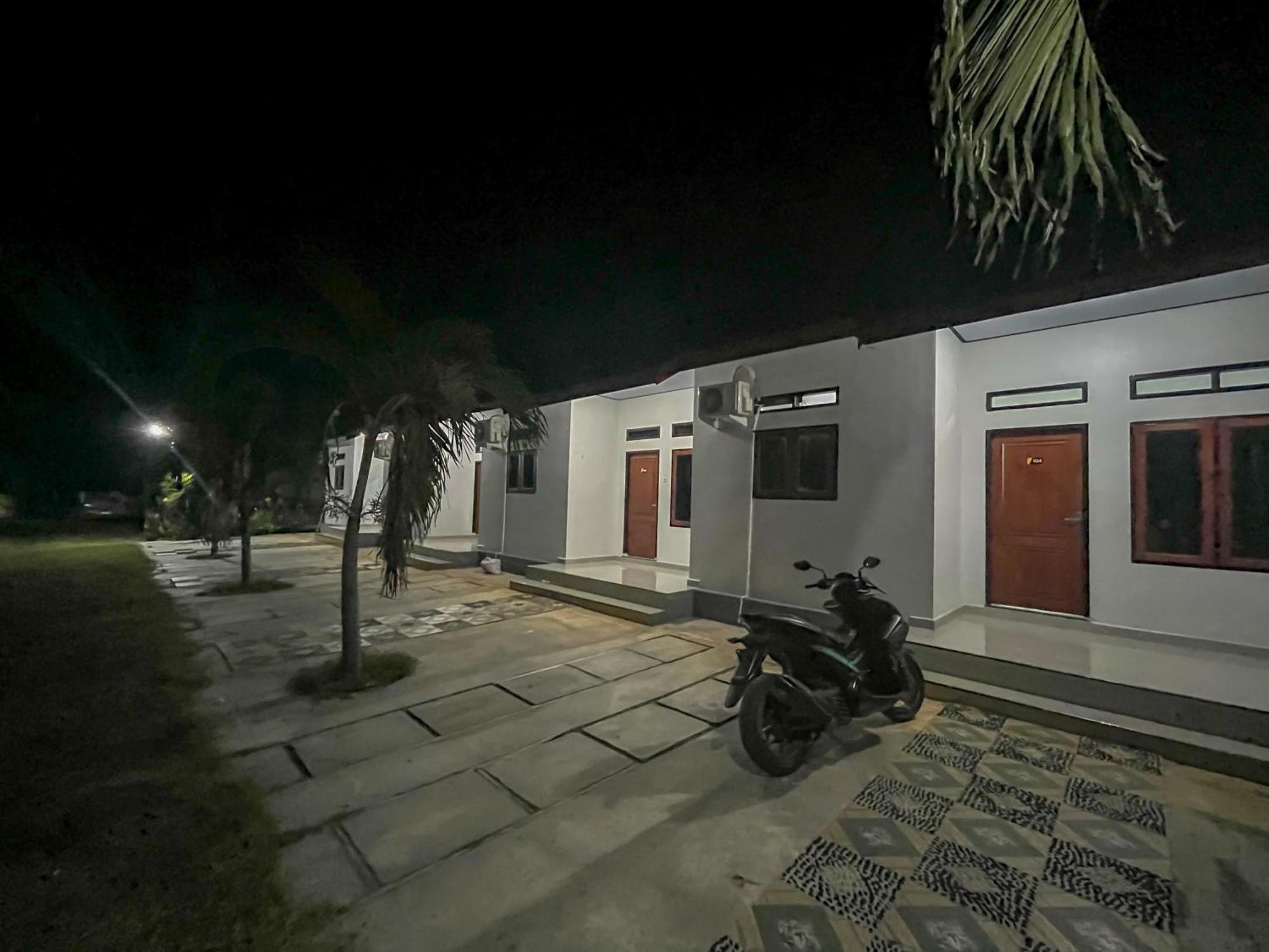 Reddoorz Syariah At Home Ampana Guest House Ampana Kota Exteriér fotografie